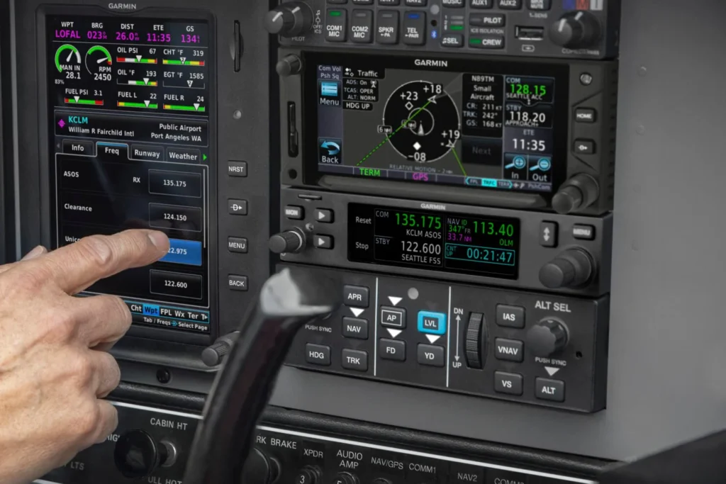 Cockpit panel with Garmin units 
