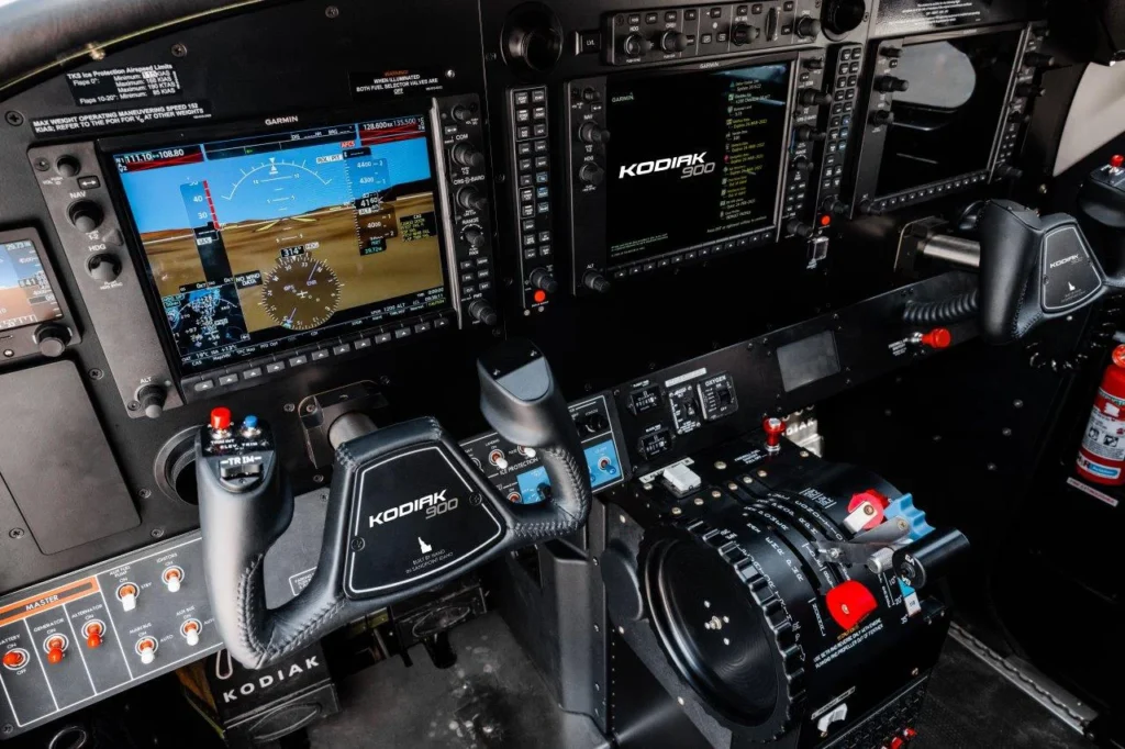 The cockpit of the Kodiak 900 featuring the Garmin G1000 NXi suite. 