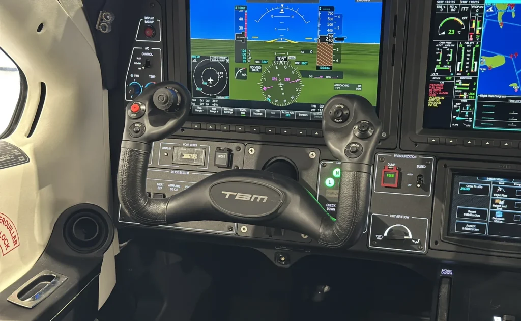 The pilot side yoke of a TBM 940 with Garmin G3000 PFD showing HSI